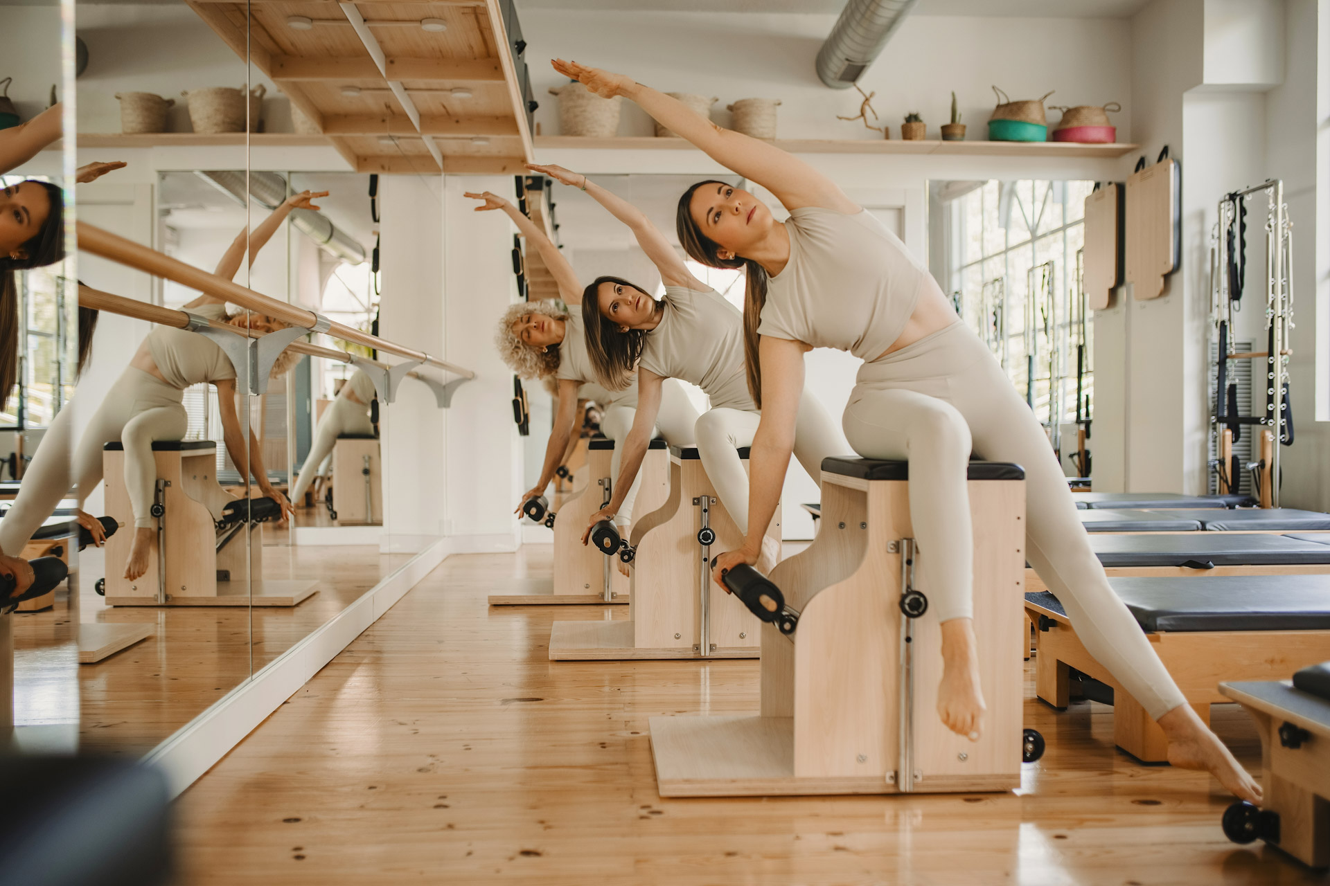 Personas haciendo pilates